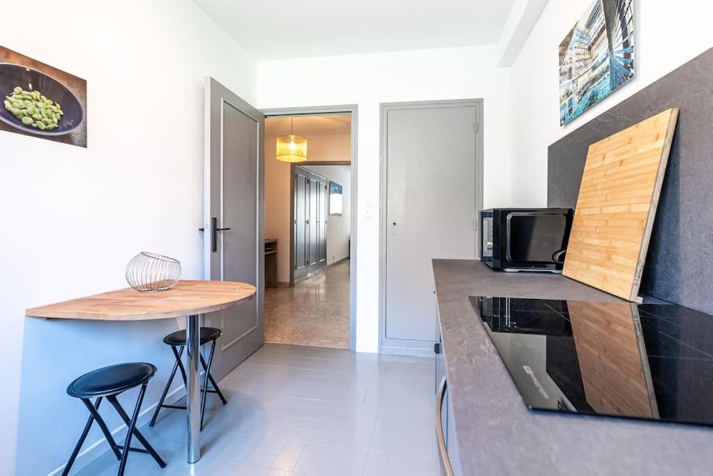 Apartment Le Meyrueis, T3, Clim, Terrasse, Centre Montpellier